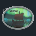 Luzes De Vazamento E Norte<br><div class="desc">Uma imagem ligeiramente estilizada de um navio de longa distância Viking navegando à noite sob as Luzes do Norte ali um casal de icebergs; a maioria da tripulação está dormindo. A leitura de texto "VIKINGAR" (Vikings) também é exibida.</div>