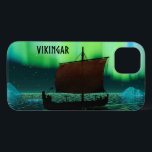 Luzes De Vazamento E Norte<br><div class="desc">Uma imagem ligeiramente estilizada de um navio de longa distância Viking navegando à noite sob as Luzes do Norte ali um casal de icebergs; a maioria da tripulação está dormindo. A leitura de texto "VIKINGAR" (Vikings) também é exibida.</div>