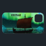 Luzes De Vazamento E Norte<br><div class="desc">Uma imagem ligeiramente estilizada de um navio de longa distância Viking navegando à noite sob as Luzes do Norte ali um casal de icebergs; a maioria da tripulação está dormindo. A leitura de texto "VIKINGAR" (Vikings) também é exibida.</div>