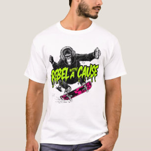Macaco de camiseta fazendo skate