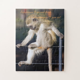 Macaco na cerca com quebra-cabeça engraçado das