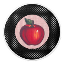 Maçãs vermelhas brancas em bolinhas pretas