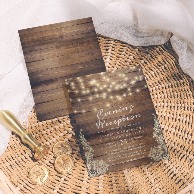 Madeira russa e luzes de cordas à noite (Criador carregado)