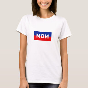 Mãe em camiseta listrada azul e vermelha