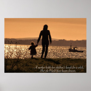 Mãe & filha que guardaram as mãos no poster do p
