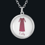 Mãe Personalizada do Colar de Casamento da Noiva<br><div class="desc">O colar apresenta uma ilustração original de um bonito vestido de mãe da noiva. Simplesmente personalize para um presente de noiva! O Designer está disponível para criar e carregar designs personalizados para corresponder às cores e temas do seu casamento — clique em "Pedir a este Designer" para começar o processo...</div>