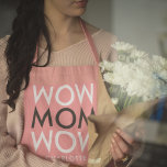 Mãe Uau | Mãe moderna rosa super-bonita<br><div class="desc">Design personalizado simples, na moda, "WOW MOM WOW" na tipografia moderna é preto, cinza e cor-de-rosa num estilo mimalista de tendências que pode ser facilmente personalizado com o nome ou mensagem da sua Mãe. O presente perfeito para o Dia de as mães, seu aniversário de Mãe ou só porque! Diga...</div>