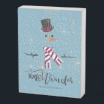 Magic e Wonder Christmas Snowman Blue ID440<br><div class="desc">Bonito design de placa de Natal minimalista com um estilizador de neve num fundo azul de cadete espalhado por flocos de neve e estrelas. A tipografia legante de 'Magic and Wonder' completa a design. Adicione seu nome para personalizar usando o modelo fornecido. Procure o ID440 para ver outros produtos de...</div>