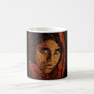 Mágica A menina afegã revela a caneca