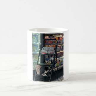 Mágica gatos de bodega ajudando a reabastecer caneca muta
