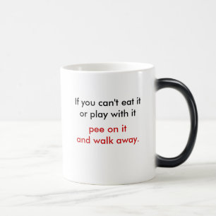 Mágica xixi nele e na caneca ausente da caminhada