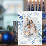 Magnet de Fotografia da Família Botânica Azul Feli<br><div class="desc">Linda botânica de aquarela azul sai primavera da sua fotografia vertical da família judia para um Hanukkah feliz. Personalize este elegante cartão de foto de Chanukah.</div>
