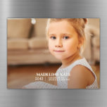 Magneta de Fotografia do Keepsasasasasasaame do An<br><div class="desc">Capture os marcos do ano escolar do seu filho com esta placa magnética de fotos de manutenção elegantemente projetada, com fotos de ponta a ponta e detalhes de texto minimalistas claros e claros. O sofisticado design moderno destaca a foto do seu filho e os detalhes do marco, criando uma manutenção...</div>