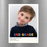 Magneta de manutenção de fotos no segundo ano esco<br><div class="desc">Capture o encanto da infância com este cartão de ímã de fotos de manutenção do 2º ano, com um cabeçalho multicolorido lúdico que evoca a alegria dos primórdios da escola. Com uma design limpa e minimalista, a carta destaca a adorável foto e os detalhes do marco do seu filho, criando...</div>