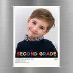 Magneta de manutenção de fotos no segundo ano esco<br><div class="desc">Capture o encanto da infância com este cartão de ímã de fotos de manutenção do 2º ano, com um cabeçalho multicolorido lúdico que evoca a alegria dos primórdios da escola. Com uma design limpa e minimalista, a carta destaca a adorável foto e os detalhes do marco do seu filho, criando...</div>