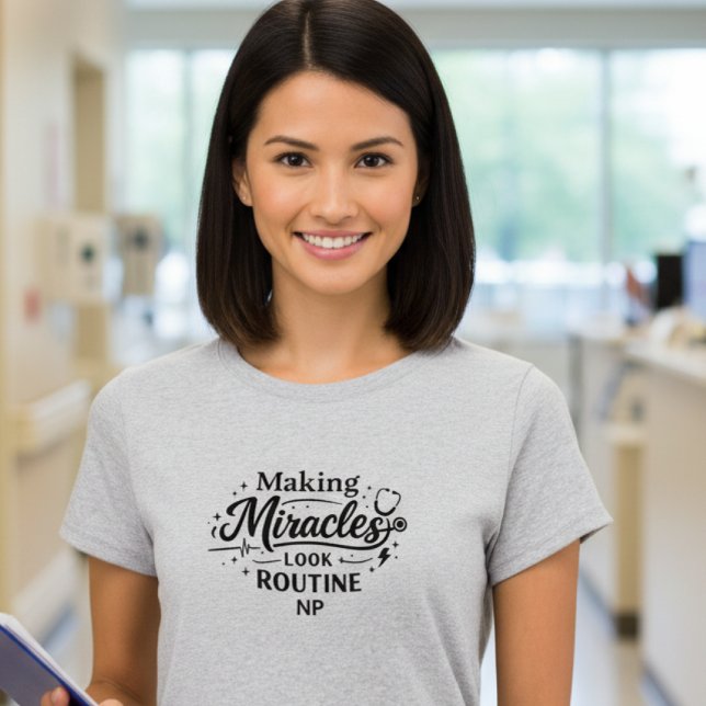 Making Miracles Look Routine NP Nurse T-Shirt (Criador carregado)