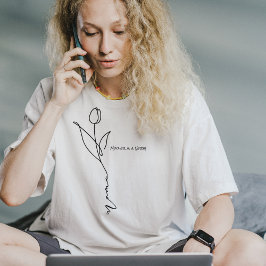 Mama | Camiseta com Letra Minimalista e Flor