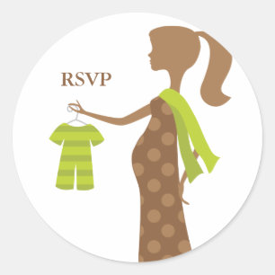 Mamã chique a ser etiquetas do chá de fraldas