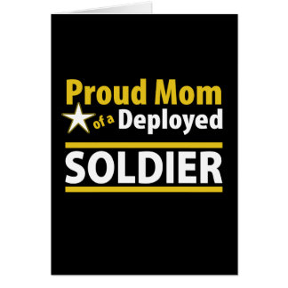 Mamã orgulhosa de um cartão distribuído do soldado