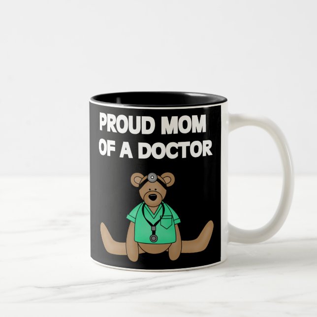 Mamã orgulhosa do doutor Caneca (Direita)