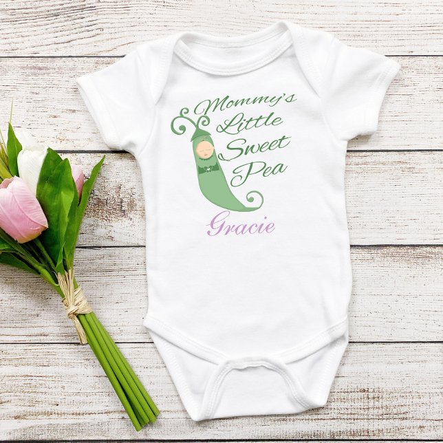 Mamãe Doce Camiseta Bebê de Ervilha ou Caçadora (Mommy's Little Sweet Pea Custom Peapod One Piece)
