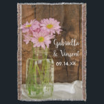 Manta Casamento de Mason Jar e Daisies Rosa<br><div class="desc">Personalize o encantador Jar Mason e Daisies Pink Country Barn Wedding Throw com os nomes da noiva, noiva e cerimônia de casamento para criar um noivado pessoal, chá de panela ou presente de guardiã. Este cobertor de casamentos rústico e costume rústico apresenta uma fina fotografia floral de um buquê de...</div>