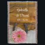 Manta Casamento Ocidental de Margarida Rosa e Ferradura<br><div class="desc">Mantenha os recém-casados confortáveis quando você personaliza a charmosa margarida rosa e a festa ocidental do campo de ferradura com os nomes da noiva, noiva e casamento. Este cobertor nupcial do tema equino típico rústico apresenta uma fina fotografia floral de uma flor de margarida de rosa claro, véu branco-brida, colar...</div>