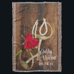 Manta Casamento Ocidental de Rosas vermelhas e Bits de C<br><div class="desc">Personalize as charmosas Rosas vermelhas e o Casamento do Oeste do País dos Bits de Cavalo jogando com os nomes da noiva e do noivo e sua fazenda rural ou a cerimônia de casamento do tema do rancho ocidental para criar um presente de manutenção para uma festa de noivado, chá...</div>