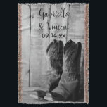 Manta Casamento Ocidental Rustic Cowboy Boots Country<br><div class="desc">Personalize o encantador cowboy russo Boots Country Western Wedding Throw com os nomes da noiva e noiva e data da cerimônia de casamento para criar um noivado pessoal, chá de panela ou presente de casamento. Este cobertor nupcial do tema nupcial do rancho personalizado do país apresenta uma fotografia escura e...</div>