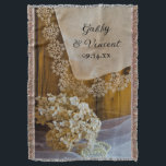 Manta Locais e Flores do Campo de Casamento<br><div class="desc">Personalize o charmoso lugar do campo e flores jogando os nomes da noiva e noiva e da cerimônia de casamento para criar um noivado pessoal, chá de panela ou presente de casamento. Este cobertor de casamentos do tema rústico do rancho personalizado apresenta uma fina fotografia floral de uma flor branca...</div>