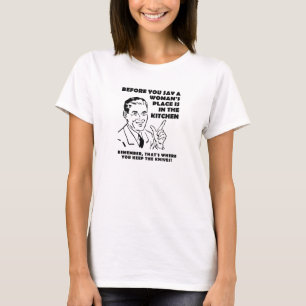 Mantendo facas nas camisetas engraçadas da cozinh