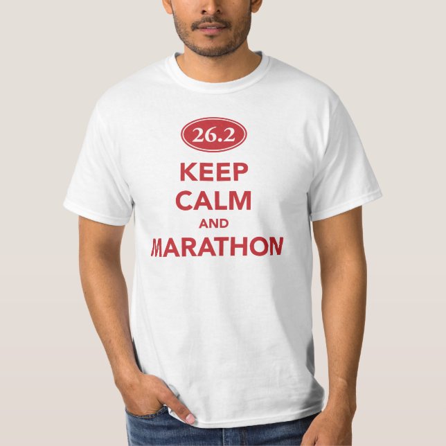 Mantenha a calma e a maratona. Camisa (Frente)