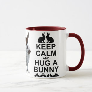 Mantenha a calma e abrace uma caneca do coelho