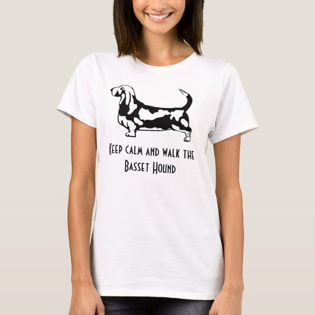 Mantenha a calma e ande a camisa de Basset Hound T (Frente)