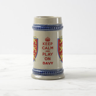 Mantenha a calma e o jogo na caneca de cerveja da
