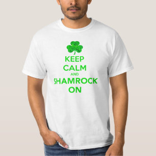 Mantenha a calma e o trevo no t-shirt do dia da
