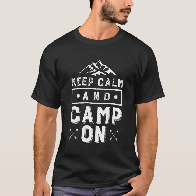 Mantenha calma e acampamento em camiseta de acampa (Frente)