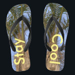 Mantenha-se Legal com os Chinelos do céu azul<br><div class="desc">Palmeiras com Chinelos Unisex Bonito do céu azul. Com o texto em amarelo ensolarado, fique Legal. Perfeito para chinelos de diversão de verão para homens ou mulheres para quem ama o verão e areia entre os dedos dos pés, ou para um casamento de destino de praia. Mostrada com uma pulseira...</div>
