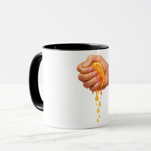 “Mão Apertando Laranja Suculenta – Caneca de Citru (Frente Esquerda)