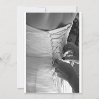 Mão feminina a colocar o vestido de noiva de volta