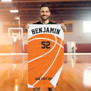 Mão o basquetebol ostenta a toalha, toalha de banho do