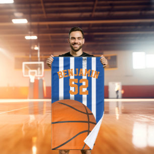 Mão o basquetebol ostenta a toalha, toalha de banho do