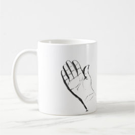 mão preta e branca em caneca de café