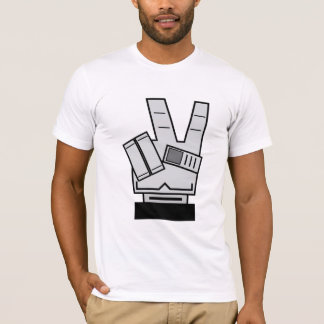 Mão Robótica Mostrando Camisa T com Sinal de Paz