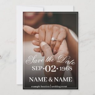 Mãos de um Casal de Casamento Colorido com Anel