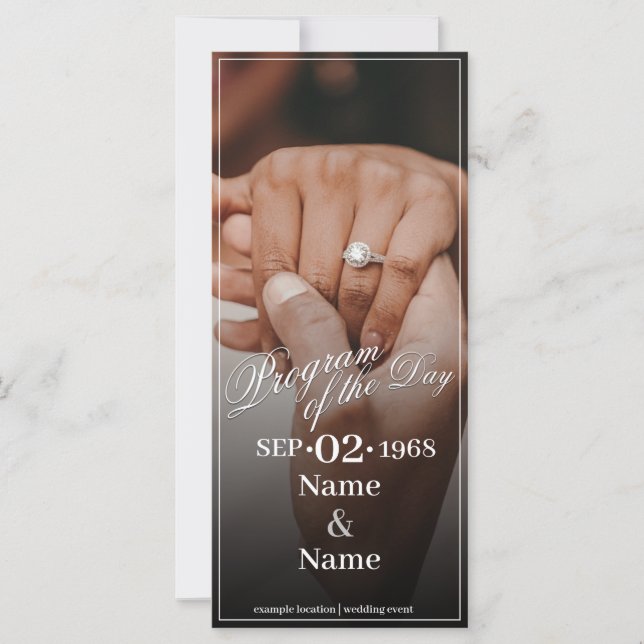 Mãos de um Casal de Casamento Colorido com Anel (Frente)