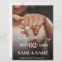 Mãos de um Casal de Noivos Coloridos com Anel