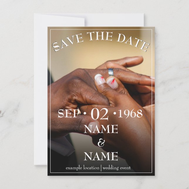 Mãos de um casal de noivos com aliança (Frente)