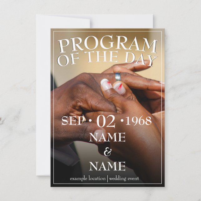 Mãos de um casal de noivos com um anel (Frente)