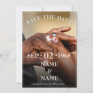 Mãos de um pino de casal de casamento colorido no 